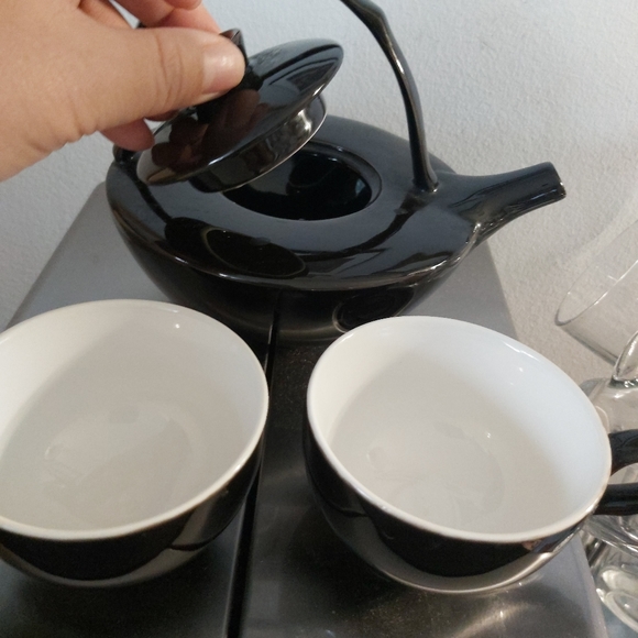 Tea Pot /w 2 cups - Picture 3 of 3